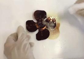 去污“高科技”！焦黑锅底、油垢、霉菌，喷一喷全消失