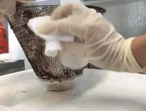 去污“高科技”!焦黑锅底、油垢、霉菌,喷一喷全消失