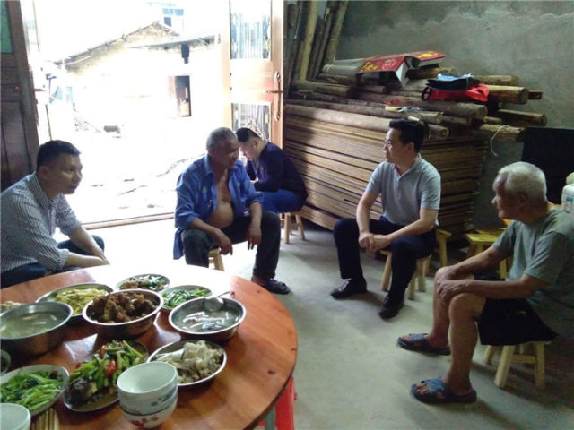 以生命赴使命用热血铸忠诚,以生命赴使命用热血铸警魂