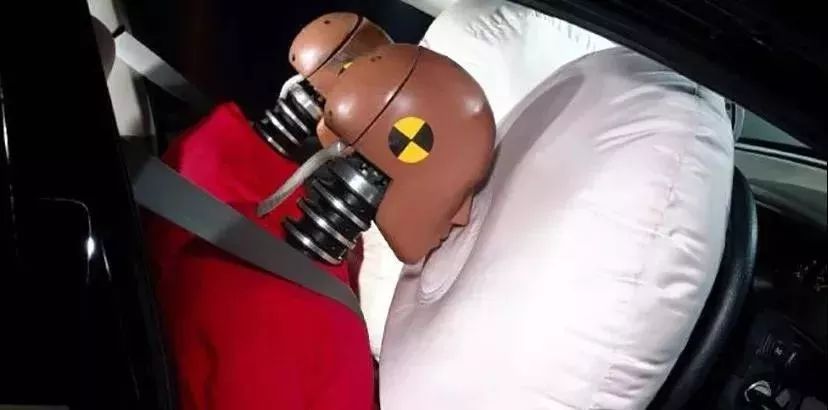 坐副驾把脚翘前档风玻璃,她前额都被膝盖戳没了!血的教训!