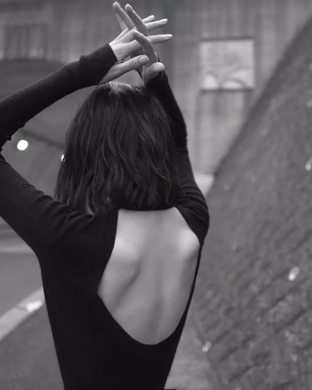 如何把背练薄变气质,美背体态好气质好的女人