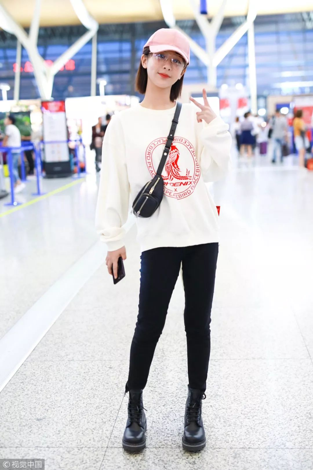 杨幂穿粉色卫衣配紧身运动裤,杨幂穿白色紧身裤穿搭