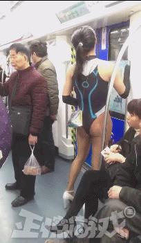 正经GIF囧图:女人不要和男人比骚,地铁上的泳装让人把持不住