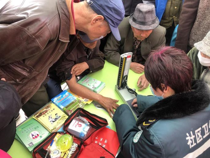 社区爱心义诊暖人心,公益义诊进社区关爱老人视力健康