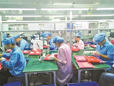 记者采访东莞网红基地,东莞制造介绍