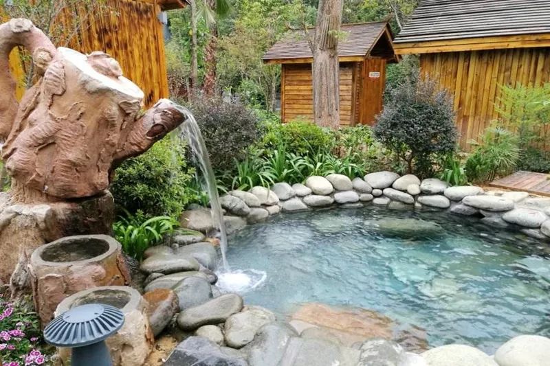 黔东南+黔西南经典八日游—昆明—马岭河峡谷—万峰林—黄果树瀑布—荔波小七孔—千户苗寨—镇远古镇—梵净山—石阡温泉