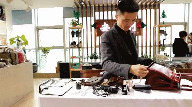 温州青年辞职洗包一眼看出正品A货海关都服了！