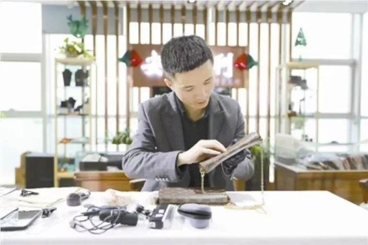 温州青年辞职洗包一眼看出正品A货海关都服了！