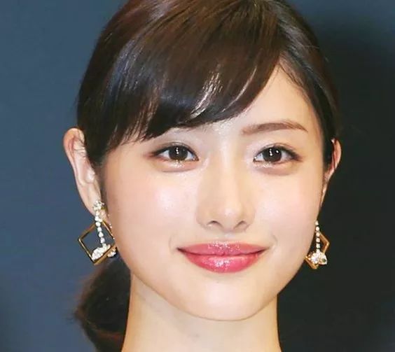 教你怎么画超薄的底妆,黄黑皮怎样画出自然底妆