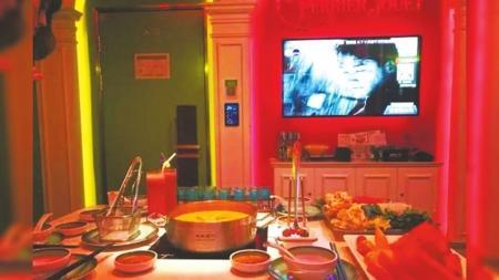 探访火锅KTV：酒水价格翻倍密闭空间烫火锅惹质疑