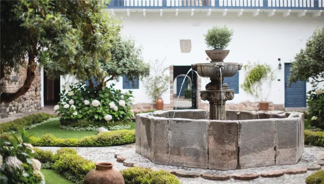 从此，LV不仅可以用来背，还可以用来睡…