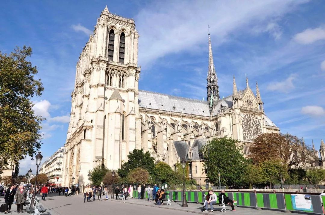 已筹7亿欧！欧洲奢侈品集团全力重修巴黎圣母院，老婆称想买包，为慈善…