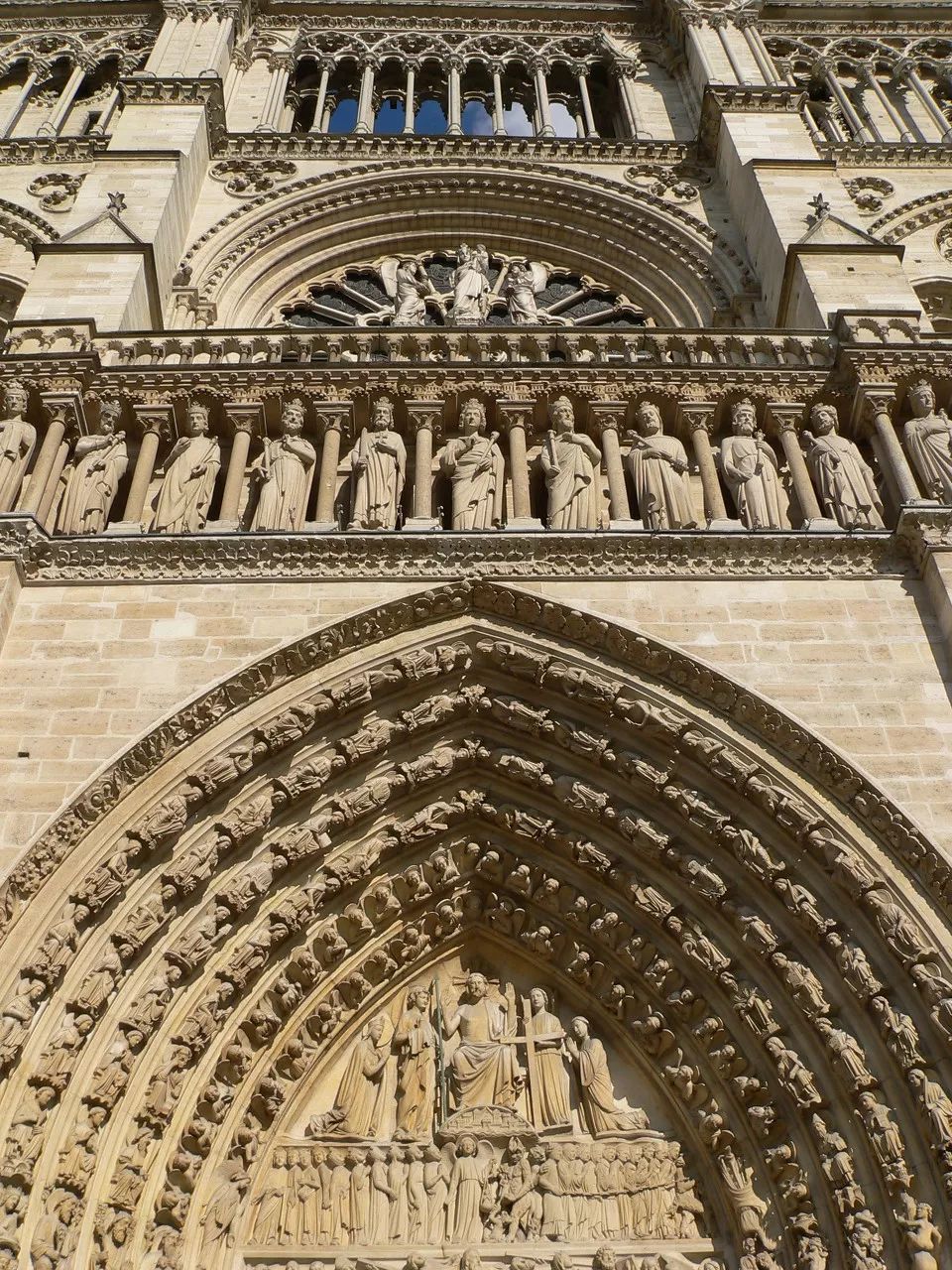 巴黎圣母院是如何被烧毁的,巴黎圣母院失去教堂功能多年