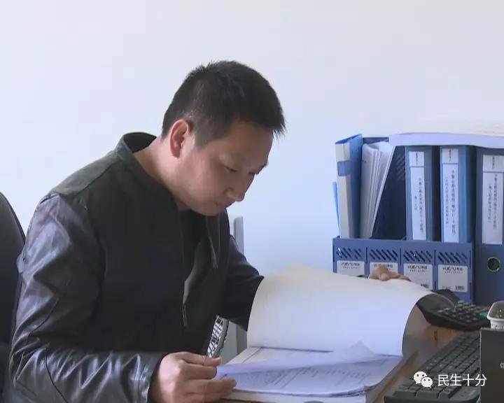 一女子跳河轻生被好心人救上来,女子跳河轻生市民出手相救