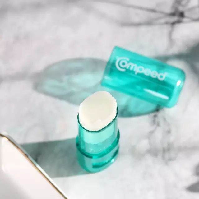 每个女生脚后跟都有个疤,每个女人的背后都有一部辛酸史