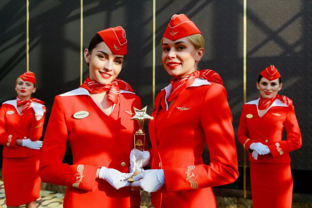 外航淡绿色制服空姐,外航空姐制服大比拼
