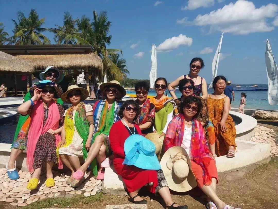 喜煞了！中国大妈外出旅游标准动作合辑！一招大雁南飞炫翻天！