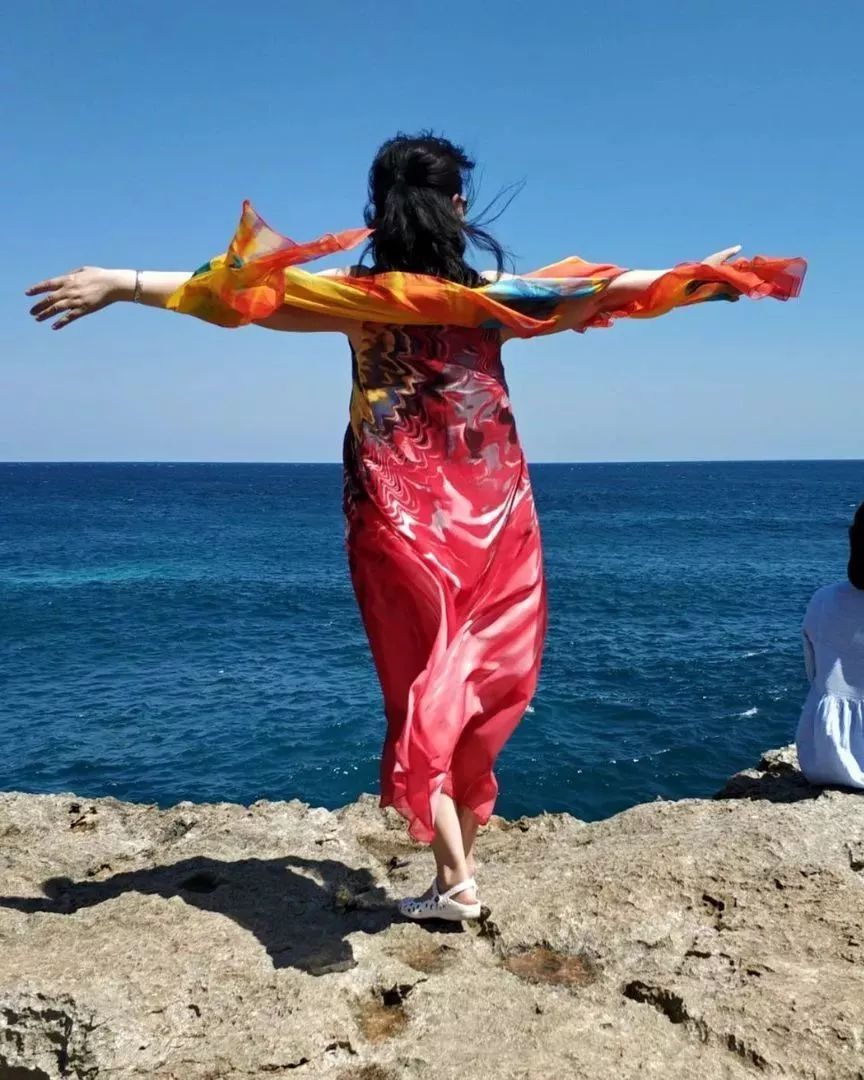 喜煞了！中国大妈外出旅游标准动作合辑！一招大雁南飞炫翻天！