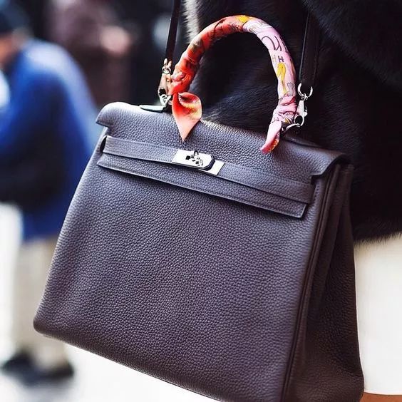 春天方丝巾怎么系好看,丝巾这样系简单时尚又清爽