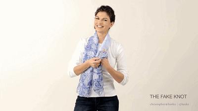 春天方丝巾怎么系好看,丝巾这样系简单时尚又清爽