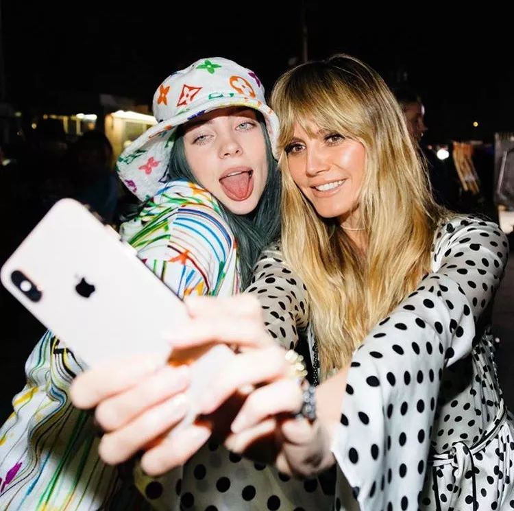 买假名牌的女孩,买假货的女生