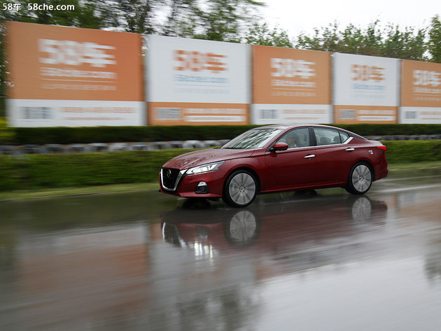 天籁雨天高速稳不稳,21款天籁自吸加满油跑600公里