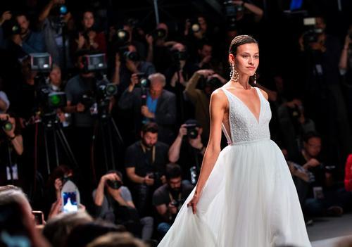 巴塞罗那高级婚纱时装,巴塞罗那2019秋冬婚纱秀