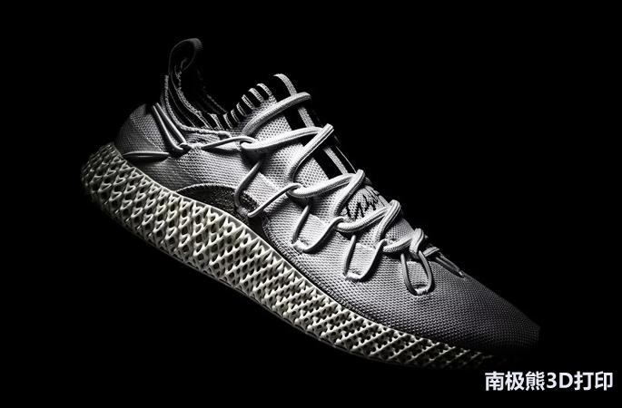 阿迪达斯推出山本耀司设计的Y-3RUNNER4DII运动鞋