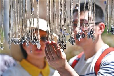 世园会非遗展品融入冬奥元素燕京八景制成书签