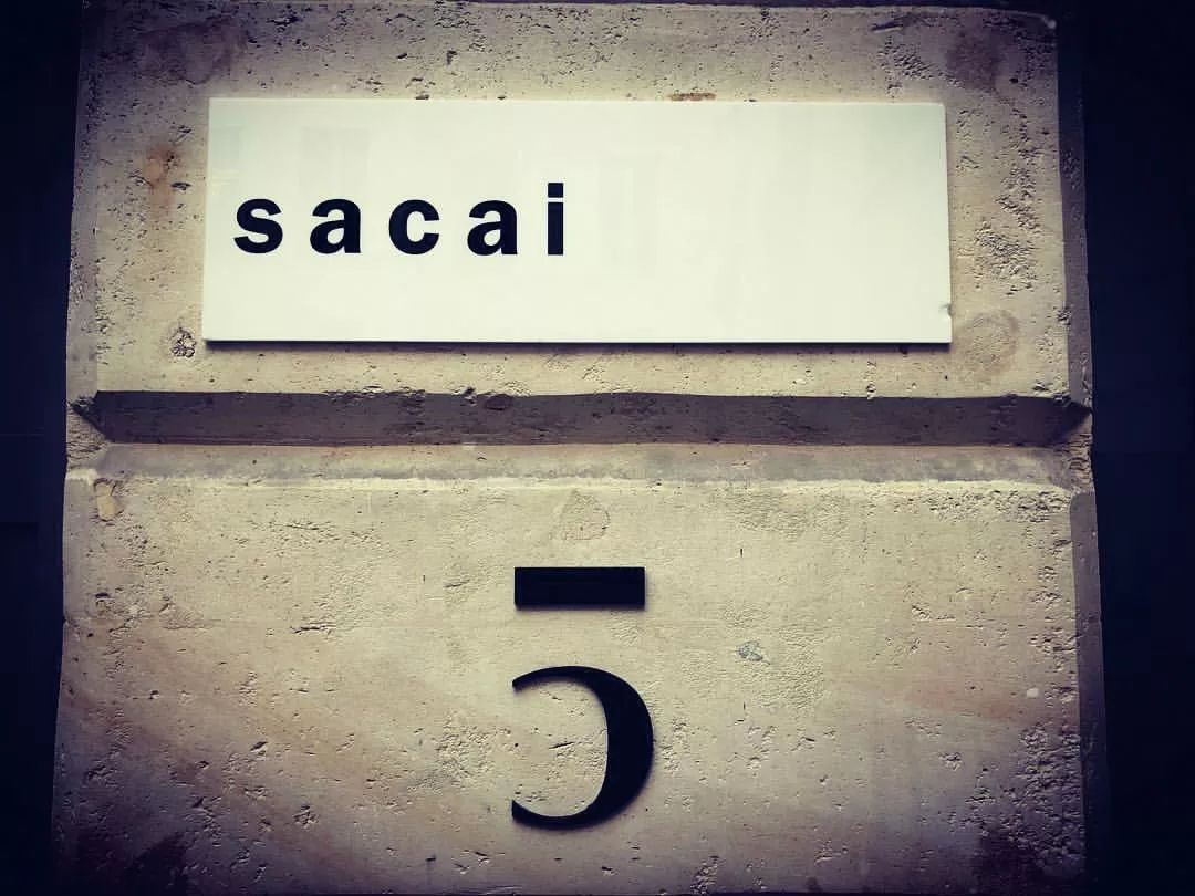 百褶裙搭配老爹凉鞋,秋冬新款时尚拼接百褶裙