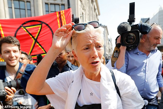 英国女星劝人不坐飞机、吃牛肉，自己却在头等舱大快朵颐，被嘲“两面派”还振振有词