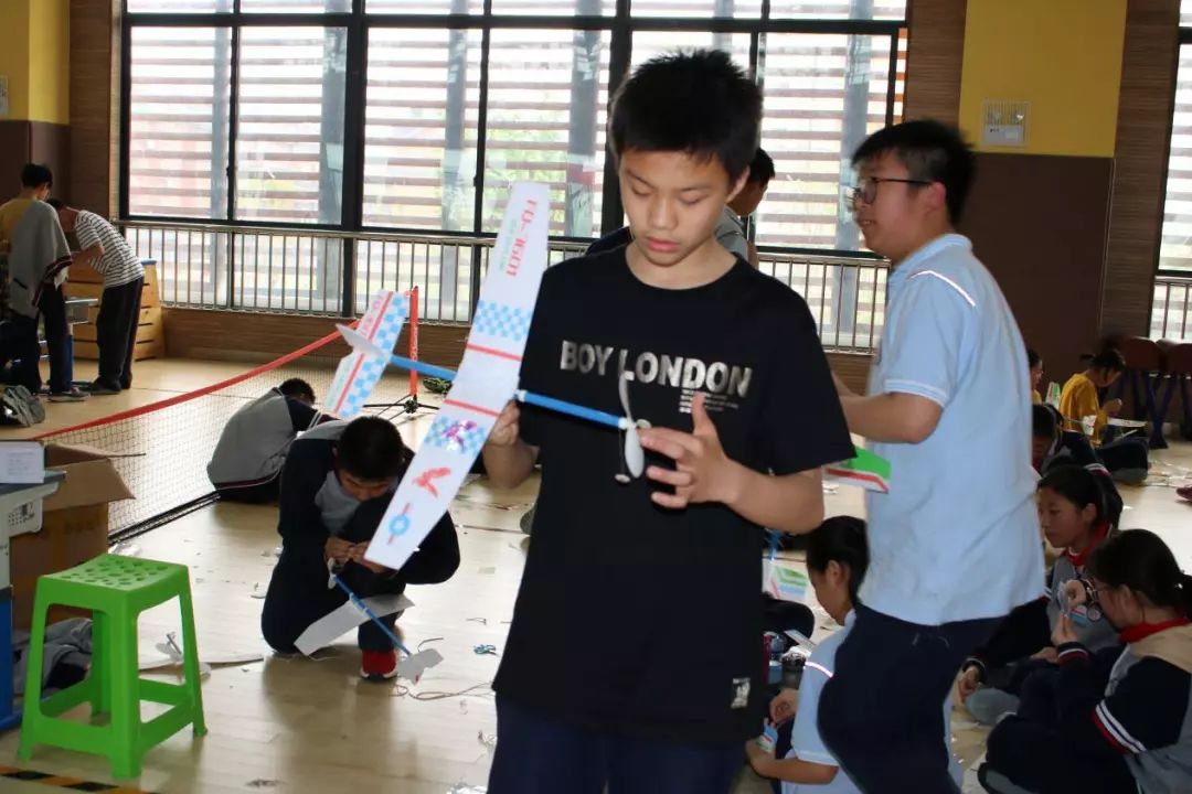 快乐体验快乐成长,快乐体验成长绘画二年级