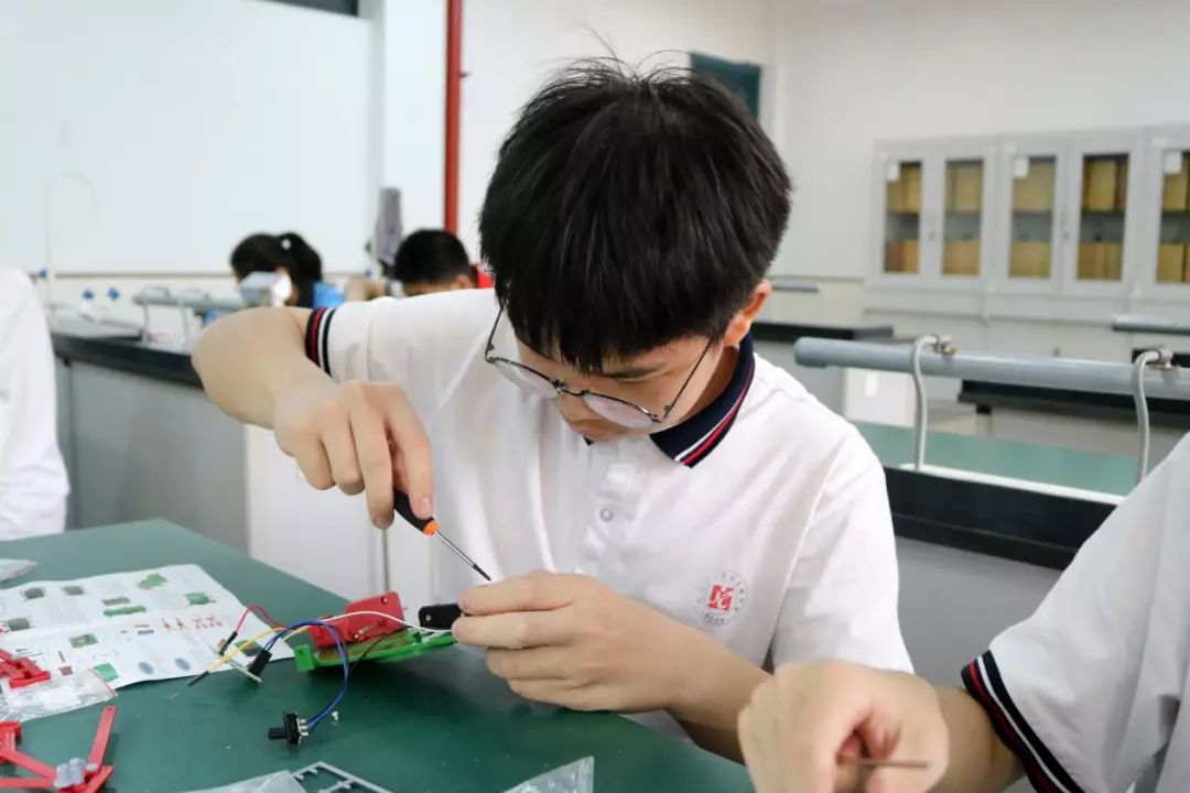 快乐体验快乐成长,快乐体验成长绘画二年级