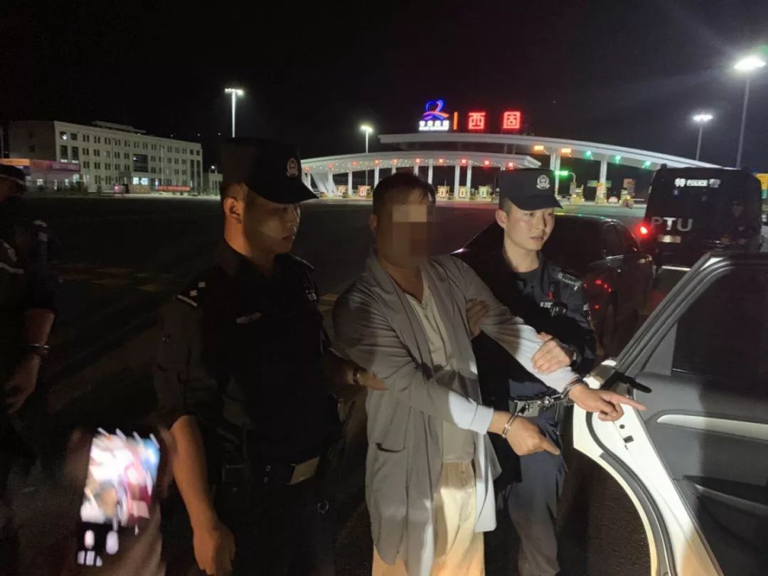 警方捣毁一制售假酒窝点,警方捣毁制售假酒窝点查获白酒