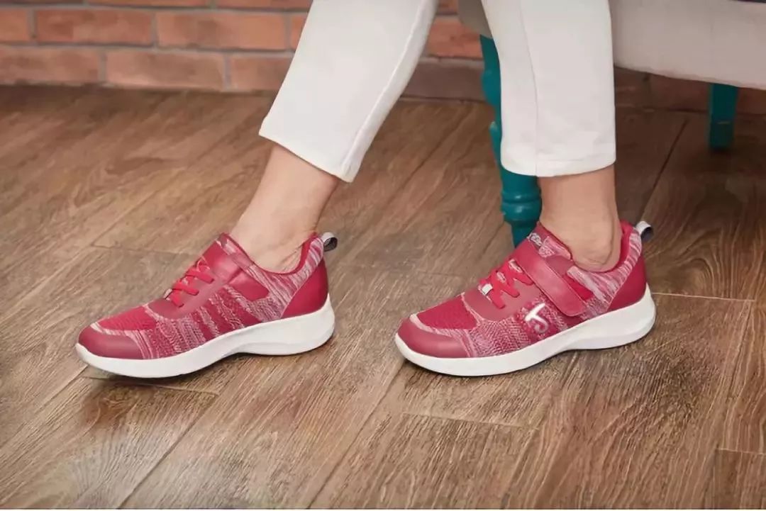 专为父母设计的健步鞋，防滑轻巧、透气时髦，我们自己穿也行！
