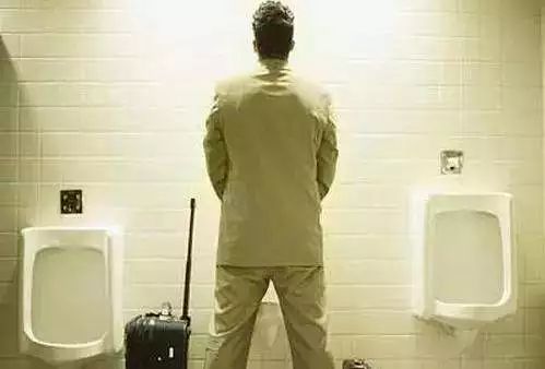 有一种尿的颜色或是癌症信号，赶紧检查一下你尿液的颜色！