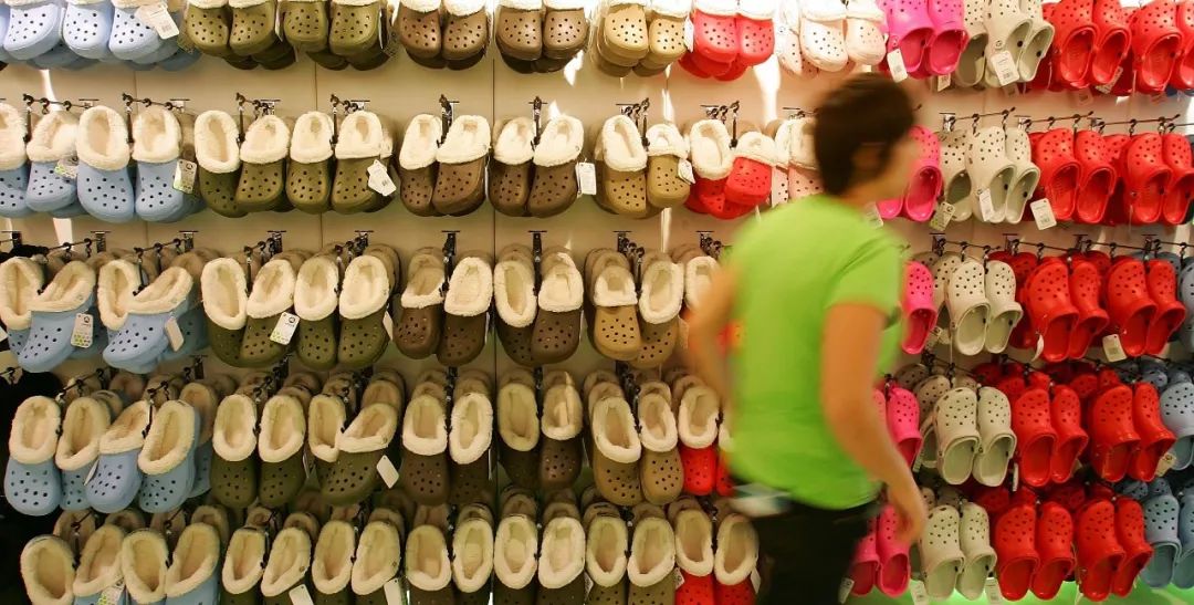 儿童穿洞洞鞋乘坐扶梯有危险吗,小朋友穿轮子的鞋子危险