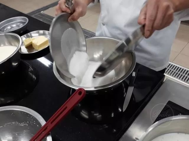 奶油奶冻蛋糕卷 (奶冻蛋糕卷如何做)