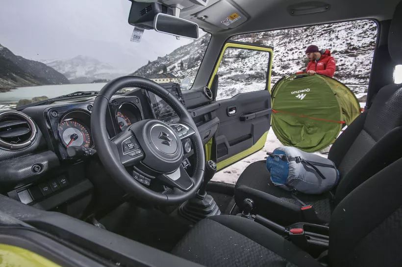 铃木吉姆尼试驾视频,硬朗的造型全新铃木吉姆尼实车