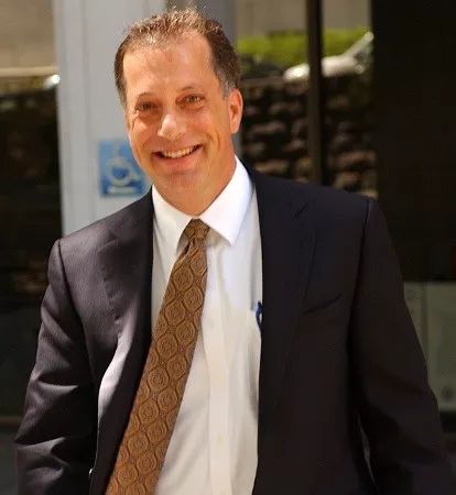 那个花808万买进耶鲁的21岁中国女孩，父亲竟是逃亡美国的通缉犯？？！