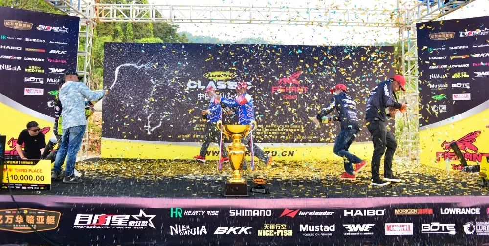 荣耀冠军夺冠,荣耀摘得年度盛典比赛