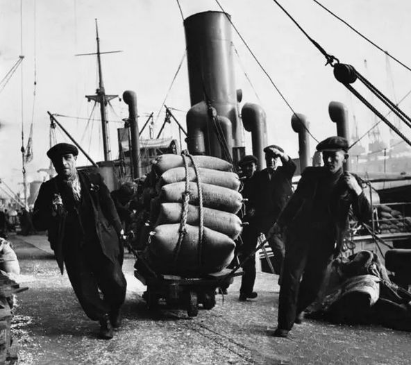 利物浦披头士故乡图片,利物浦30年追逐终于再次完成梦想