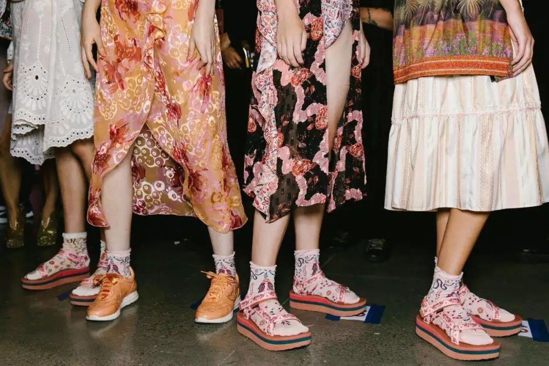 今年夏天这几款凉鞋真的美哭了,这个夏天让你美炸的凉鞋