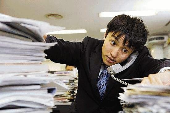 制作一杯很好喝的果汁,大家用榨汁杯榨好喝的果汁