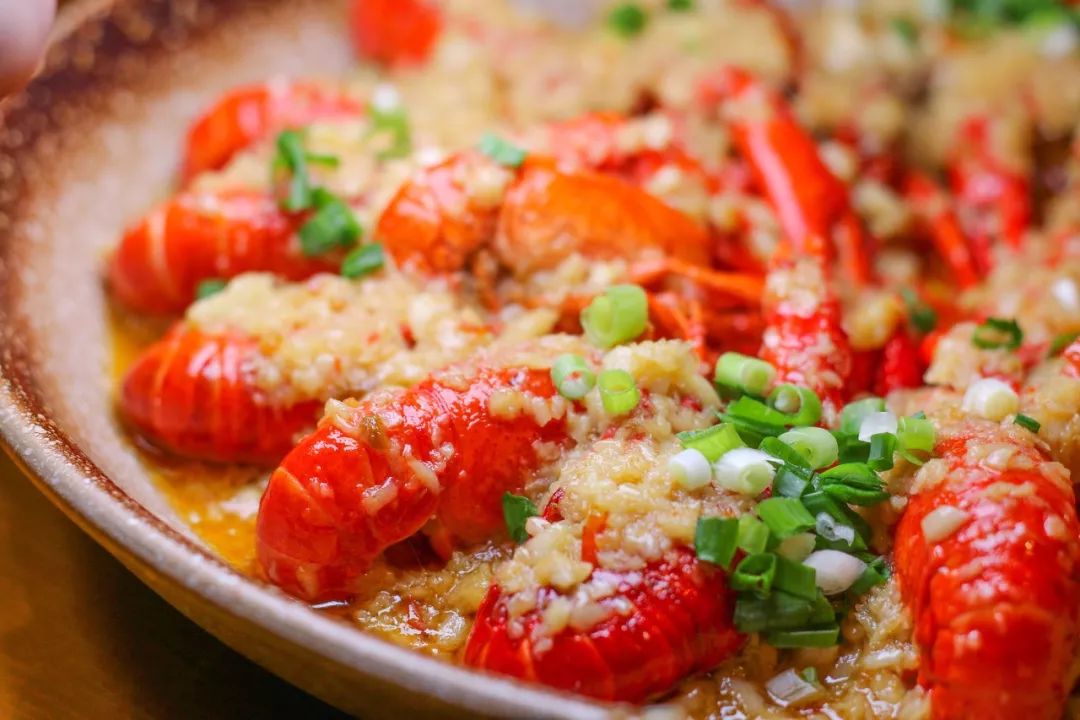 江苏同上海交界一桥之隔,上海苏州一河之隔