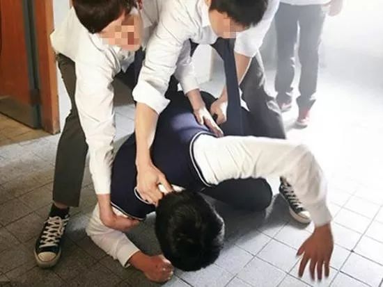 【造孽】15岁少年强奸7岁女童后推下25楼，其父：孩子我不管！