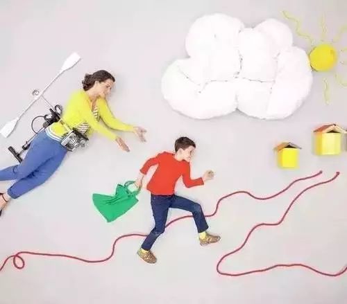 家长硬核开豪车送学生上学,把直升机开进学校