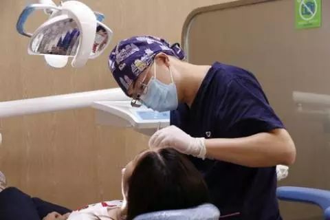 牙齿开颌钢丝牙套矫正过程,为什么戴牙套正畸脸会越来越歪啊