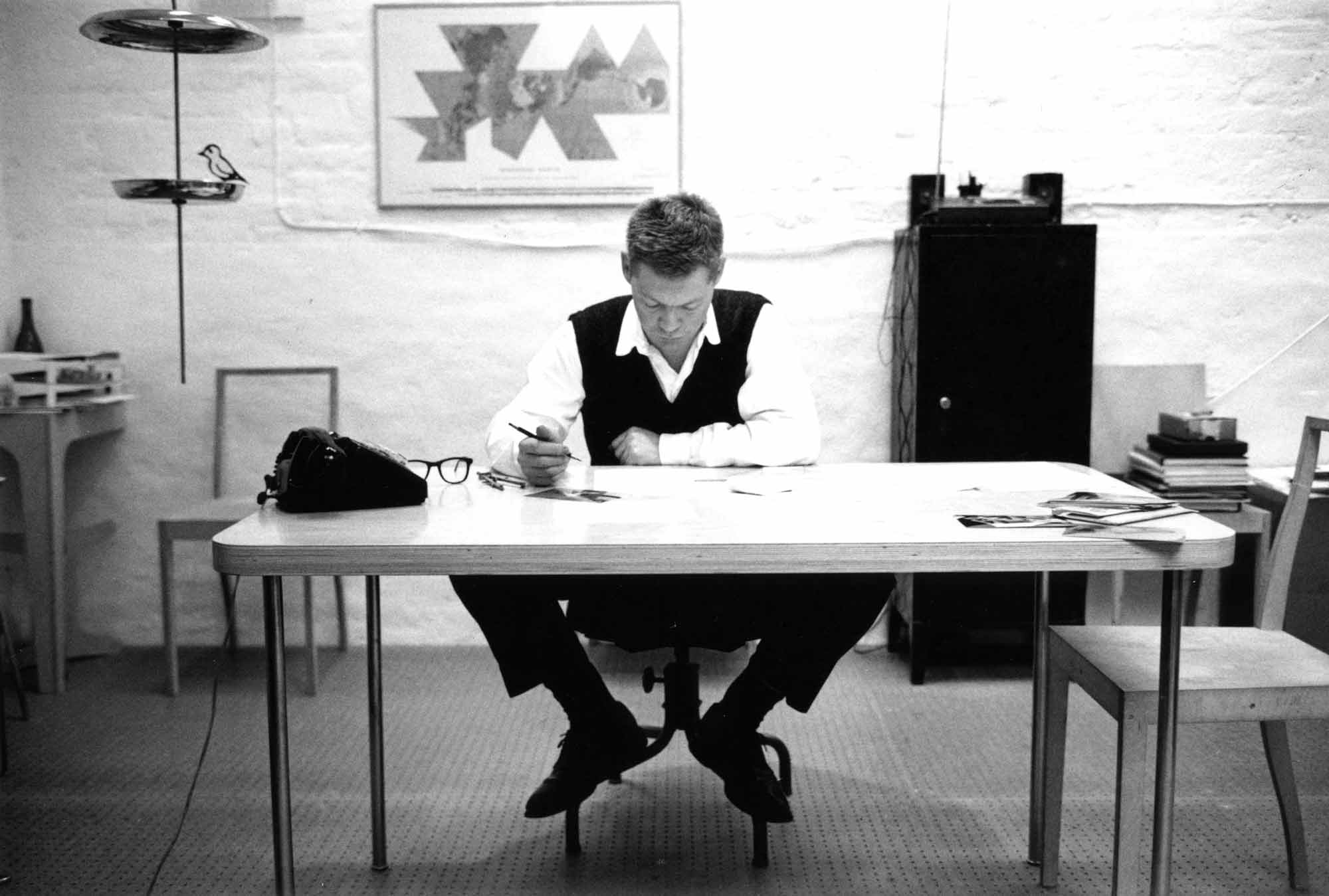 对于他来说：「奖杯」这种东西，还不如「烟灰缸」有用呢！