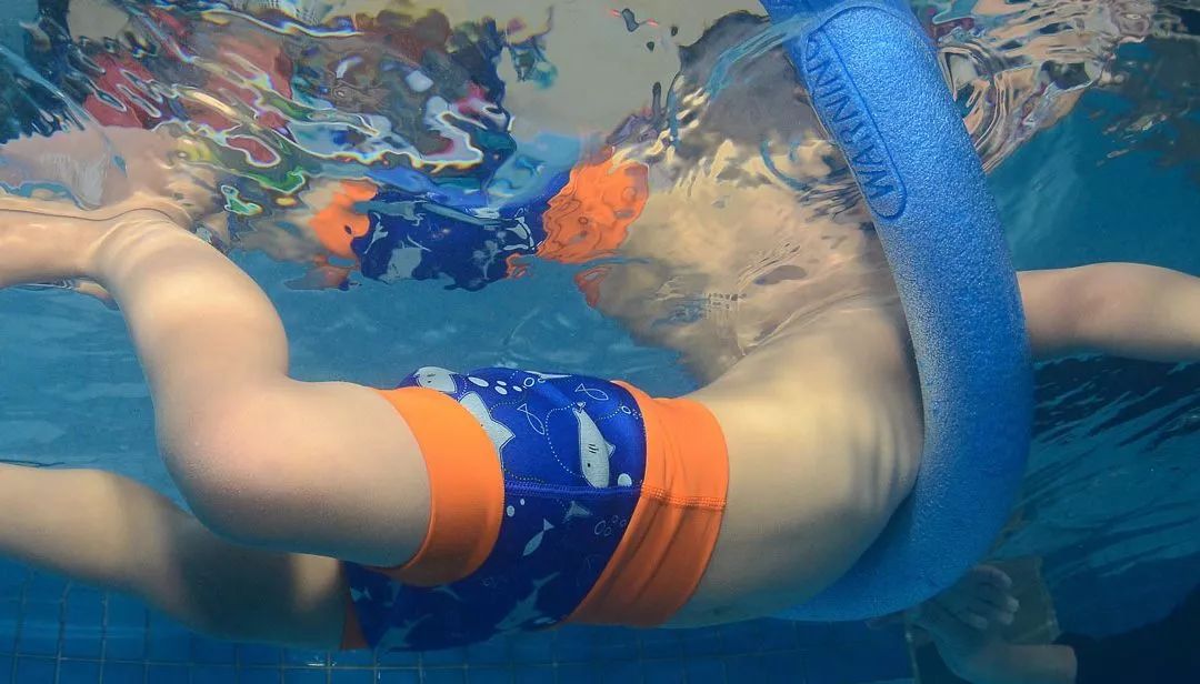 宝宝海边玩沙玩水,带娃最轻松方式莫过于挖沙